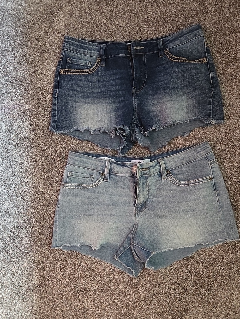 Women’s Frayed Hem Denim Shorts - Two-Tone Blue